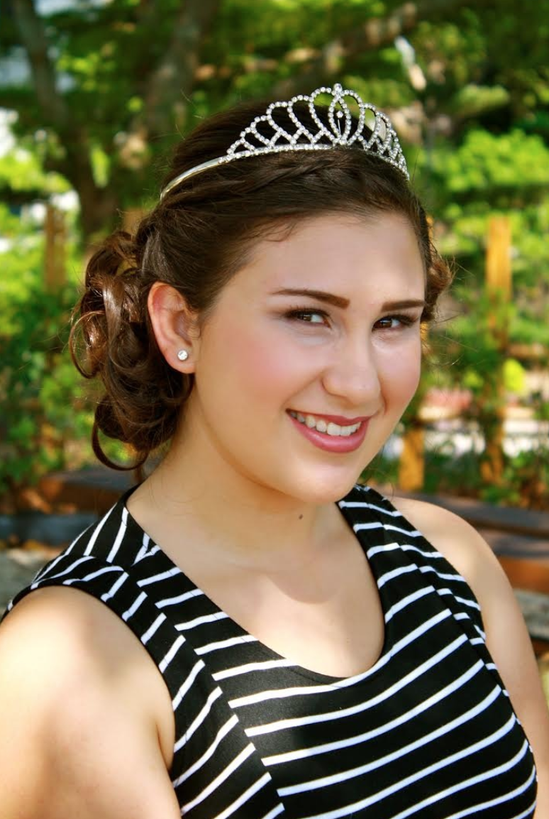 Face: Temptu Airbrush
  Eyes: MAC Cosmetics
  Blush: MAC Cosmetics
  Lips: MAC Cosmetics
  Brows: Anastasia Beverly Hills