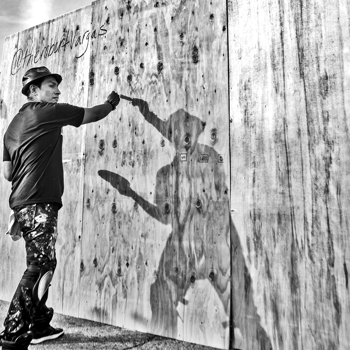 Artist Robert Vargas painting a mural on the 6th Street Bridge Farewell Festival - @g.quezada