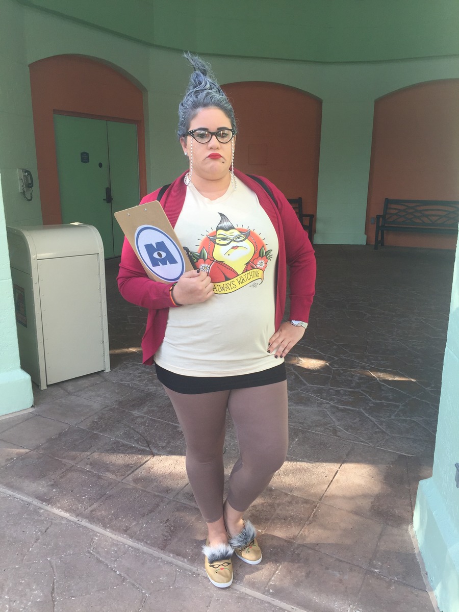 Face: Kat Von D
  Eyes: MAC Cosmetics
  Contour: Temptu 
  Lips: MAC Cosmetics
  Brows: Anastasia Beverly Hills
  Facial Aesthetics: Ben Nye
 