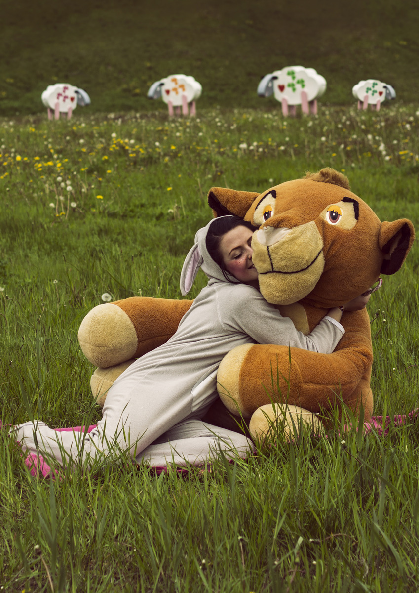 EN /
„I‘ve dreamt,  that I was in a meadow, full of sheep. I was running around, eating a lollipop, while wearing my favourite pyjamas. Suddenly I saw my friend Tobis(he‘s a big plushy lion). I run towards him for a hug.  It‘s warm and sunny outside. Me and Tobis love each other very much! – Urtė, age : 7.

LT / 
„Sapnuoju, kad esu pievoje, su savo pižamyte, kur pilna avyčių. Bėgioju ir valgau saldainį, o tada pamatau savo draugą Tobį
(jis yra didelis pliušinis liūtas). Bėgu jį apkabinti. Lauke šilta ir gera, mes su Tobiu labai labai mylim vienas kitą ir esam laimingi!“ 
– Urtė, 7 metai.