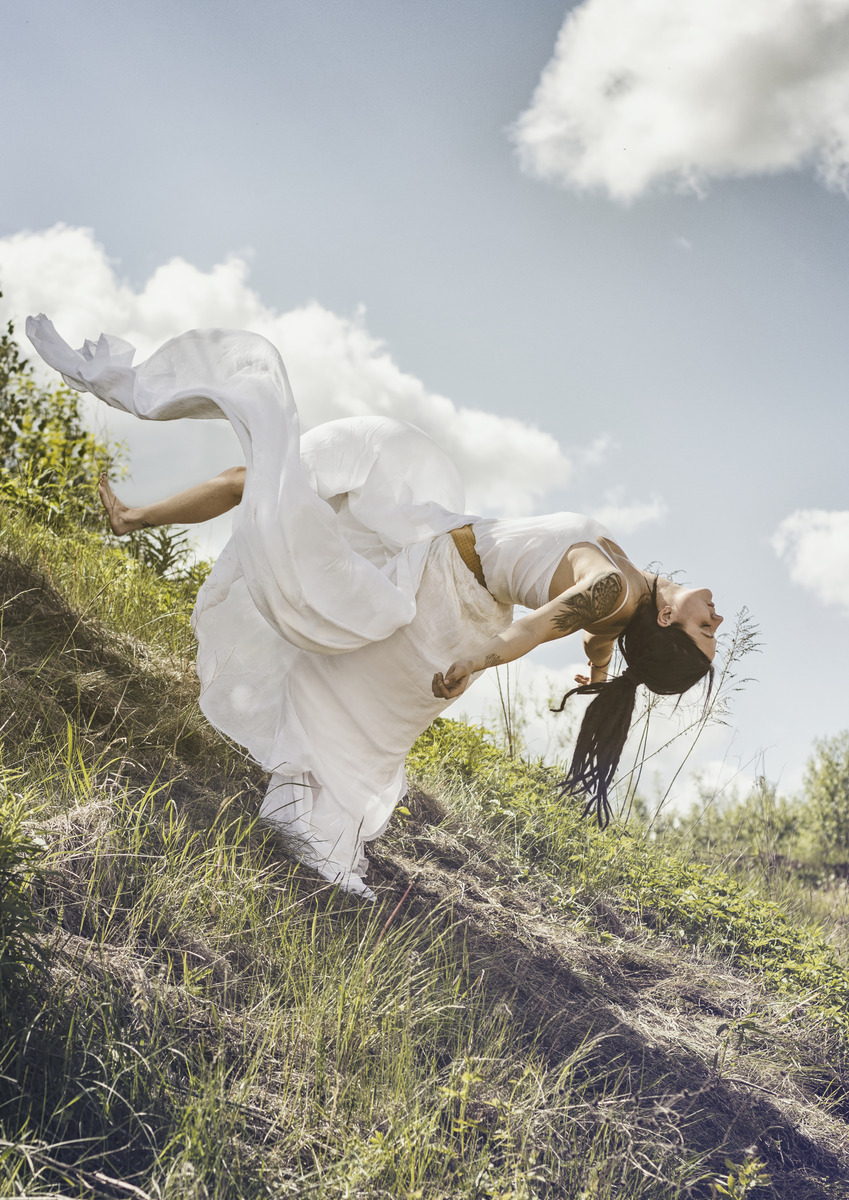 EN /
„I‘m barefoot, wearing a white nightdress. There‘s a steep hillside in front of me. I try to climb to the top of it, but I can‘t, strong forces are pulling me back. I try to fight them, but my efforts are useless. Suddenly I wake up.“ – Toma, age : 9.

LT /
„Aš su baltais naktiniais, basa. Prieš save matau stačią įkalnę. Bandau kilti į tą įkalnę, tačiau negaliu, kažkokios jėgos meta mane atgal. Bandau su jomis kovoti, tačiau neišeina. Staiga pabundu. “ 
– Toma, 9 metai.