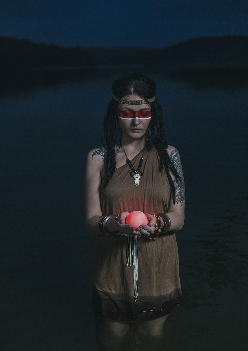 EN /
„It was a graveled beach. The sun was going down and there was a lot of women, which looked like from some kind of tribe. They had big caviars in their hands and were going in the sea, to procreate them.“ – Evelina, age : 23. 

LT /
„Buvo toks paplūdymys, bet ten ne smėlis, o labiau žvyras. Saulė leidosi ir daug moterų, 
jos atrodė, kaip iš genčių kokių, jos brido į jūrą, besinešdamos rankose ikrus, tokio dydžio, kaip kumščiai, atrodė, kad jos ten gimdyti juos eina į jūrą.“
 – Evelina Linkutė, 23 metai.
