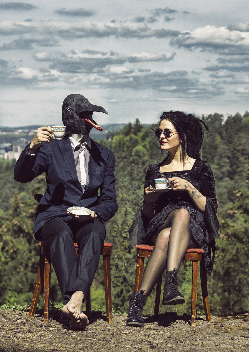 EN /
„I had hallucinogenic tea and shared it with everyone. I was spending time with the tea in nature and there was a crows flock behind my back. One of them flew to me, I gave him some tea and we had a long, interesting conversation.“ – Goda, age : 17.

LT /
„Turėjau haliucinogeninės arbatos, kuria visus vaišinau. Sėdėjau su ta arbata gamtoje, už manęs skraidė pulkai varnų. Vienas iš jų pas mane atskrido, pavaišinau jį arbata ir apturėjome ilgą, įdomų pokalbį“. – Goda, 17 metų.