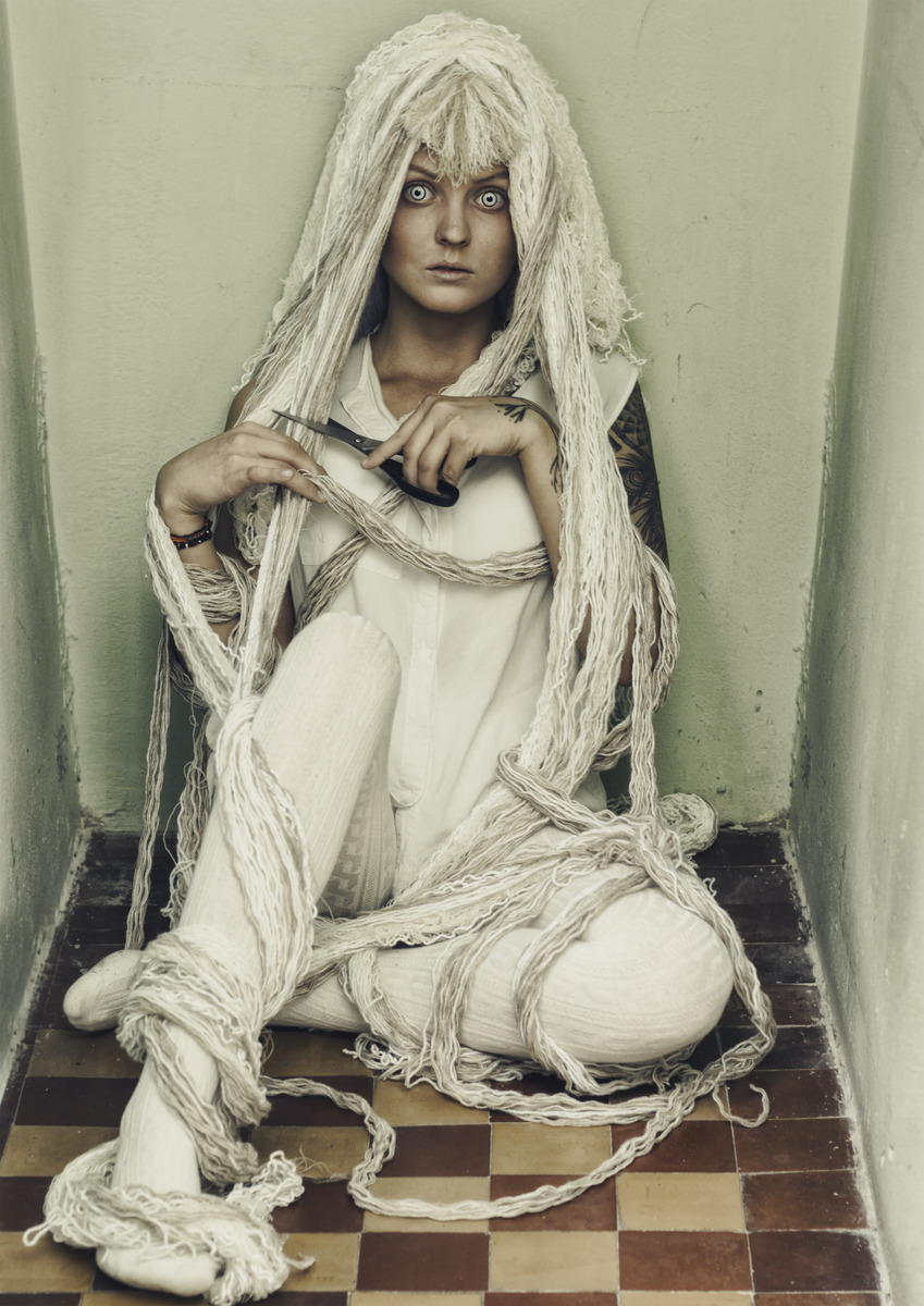 EN /
„I dream, that I‘m in some kind of room. There are scissors in my hands. I cut my long, white hair with them and think to myself : What will people say...“ – Virginija, age : 61.

LT /
„Sapnuoju, jog esu kažkokioje patalpoje. 
Rankoje - žirklės. Jomis kerpu savo baltus, ilgus plaukus, trumpai,  galvoju : Ką žmonės pagalvos...“ 
– Virginija, 61 metai.